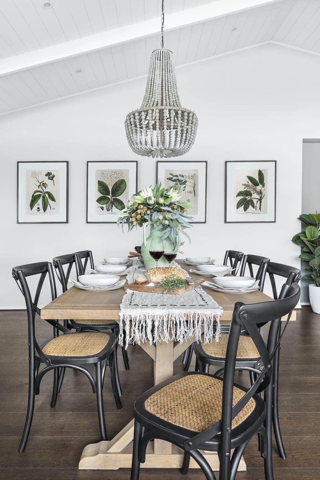 How to Match a Dining Table with the Right Chairs