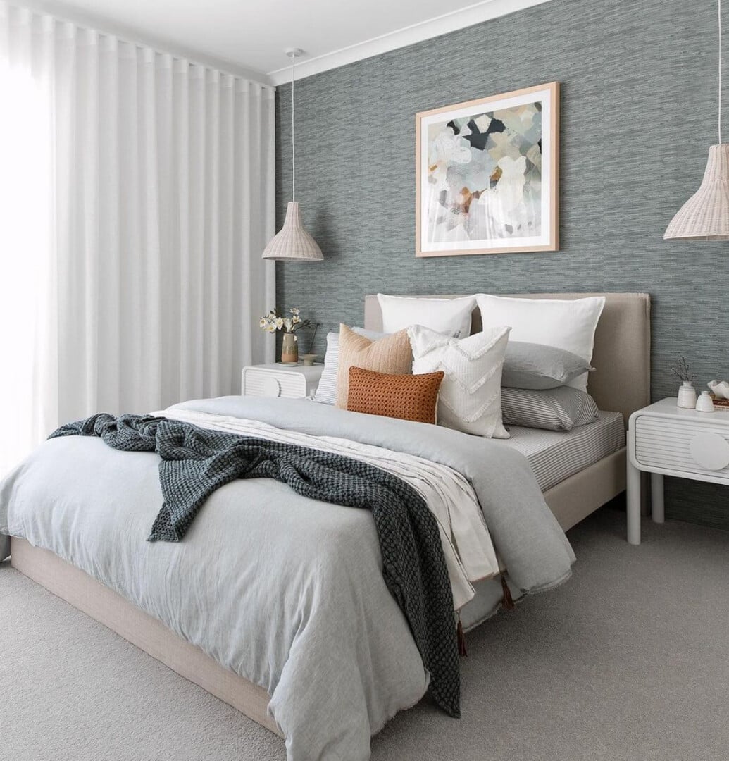 Ultimate Wallpaper Guide: 25 Ideas, Expert Advice and Where to Shop 26 faux grasscloth wallpaper charcoal grey feature wall behing bed